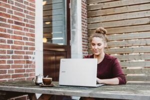 Femme atteinte de sclérose en plaques travaillant pour son entreprise sur son ordinateur portable